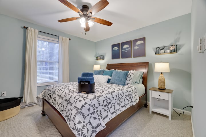 The Mountain bedroom:
First floor.
Queen bed w/ new memory foam mattress.
Smart TV.
Two dressers.
