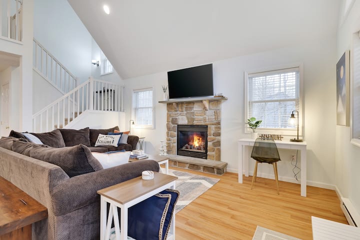 Enjoy the natural sunlight in this light & airy open concept living space with high ceilings & warmth of the fire while snuggling on comfy large sectional. 