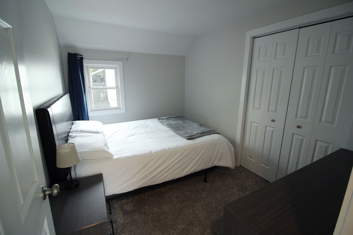 غرفة النوم الثانية في الطابق العلوي مع ستارة تعتيم!