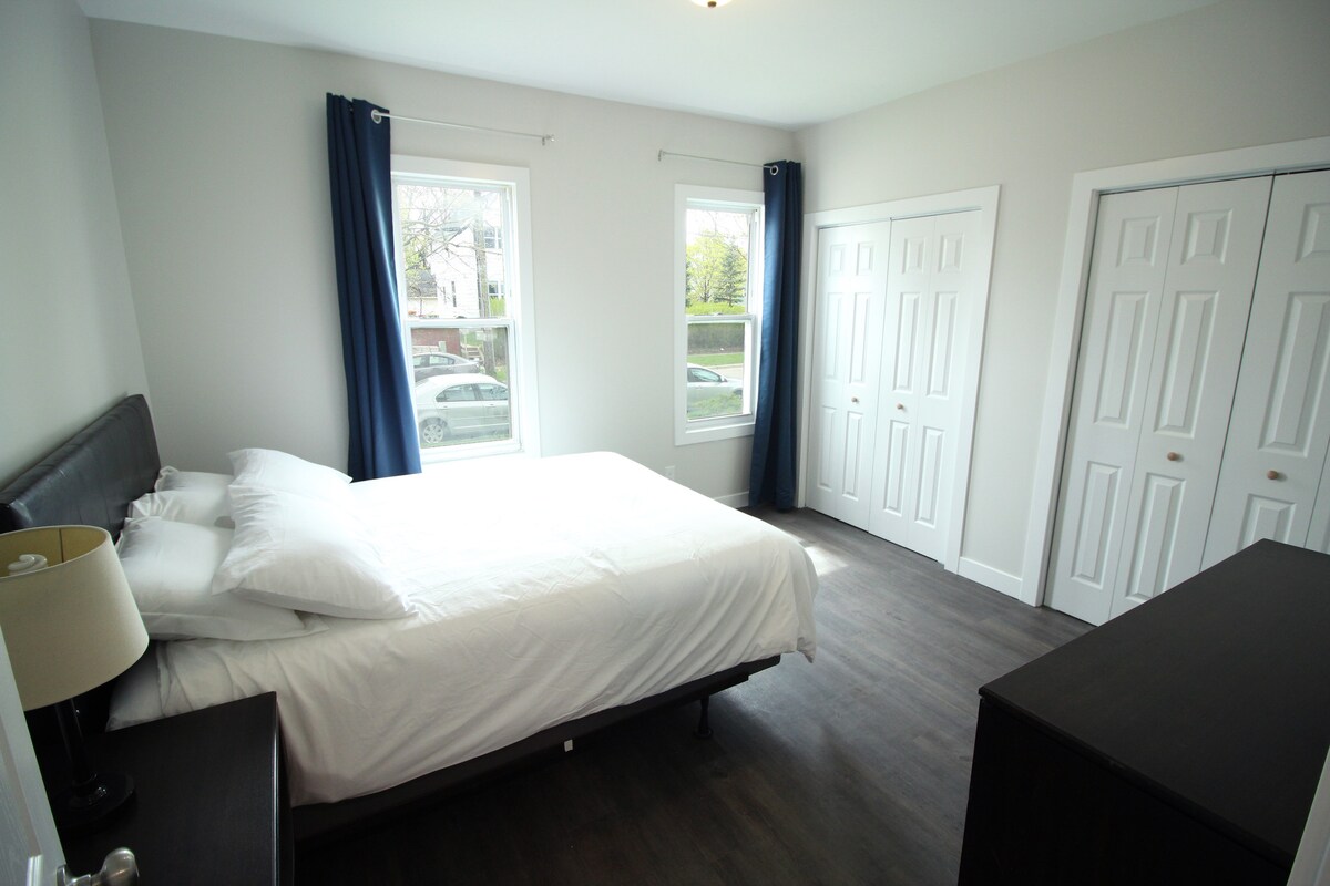 غرفة نوم في الطابق الرئيسي مع ستائر تعتيم!