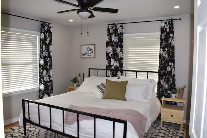 Главна спална соба - брачен кревет (широк 180-220 см)