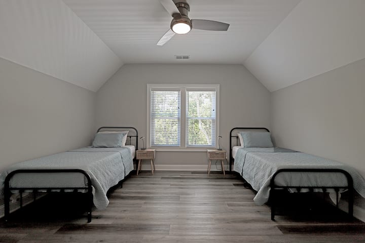 Upstairs bedroom #1 with 2 single beds
