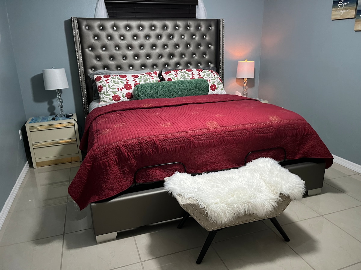 主卧配备可调节加大双人床。房间内配备电视机。 