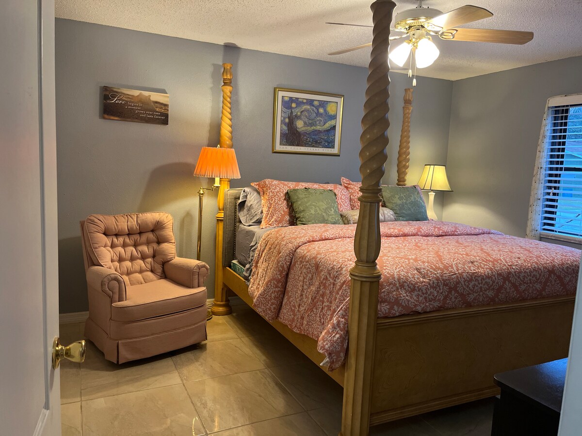 3号卧室配备加大双人床。房间内配备电视机。 