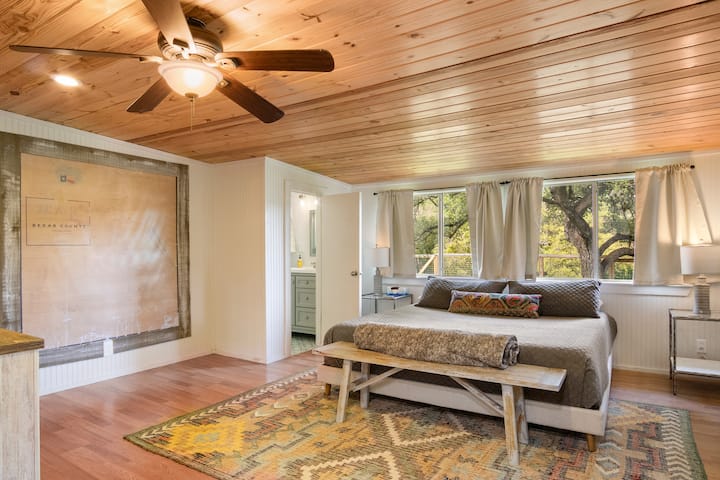 جناح رئيسي بسرير كينج مع حمام داخلي ودش زجاجي