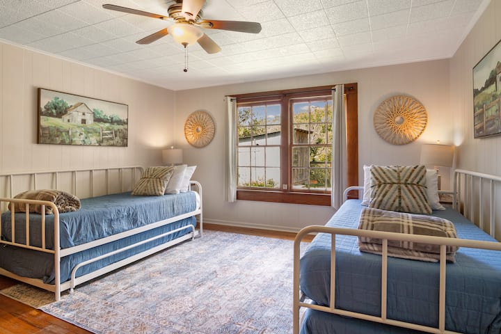 أربعة أسرّة مزدوجة مع أسرّة قابلة للطي، رائعة للأطفال أو الضيوف الإضافيين.