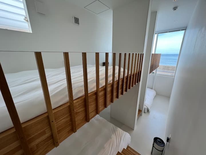 ห้องนอนรอง 1 ชั้น
　 (เตียงคู่ 2 หลังเตียงกึ่งเตียงคู่ 2 หลัง)
