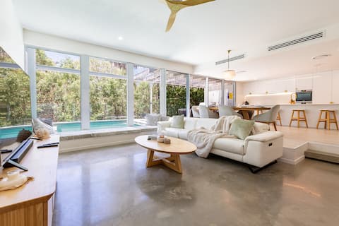 Ocean House - 4 BR w/ Private Pool - 100m to Beach
