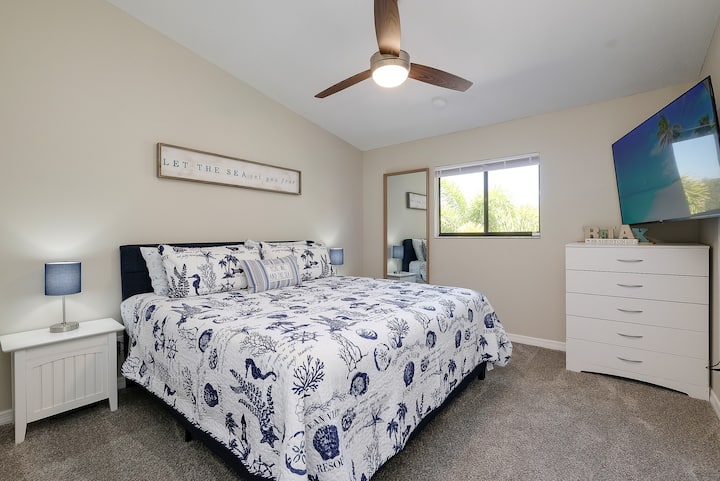 Love Shack! חדר שינה מרווח לאורחים עם מיטת קינג סייז וארון גדול.