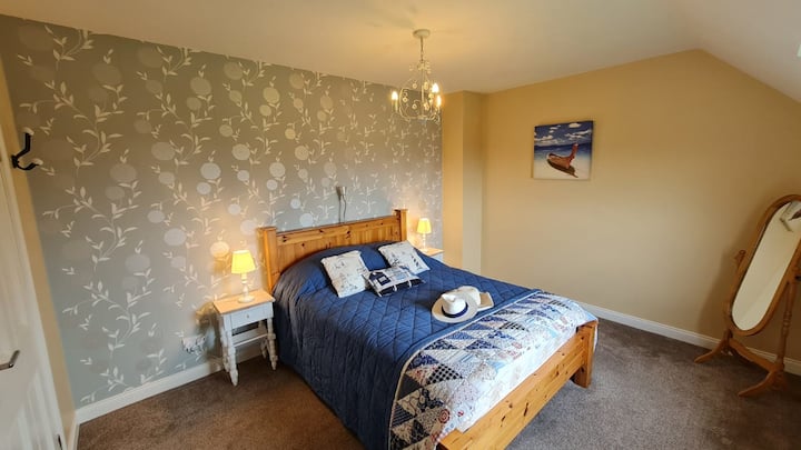 Schlafzimmer 2 mit Doppelbett, Meer- und Inselblick 