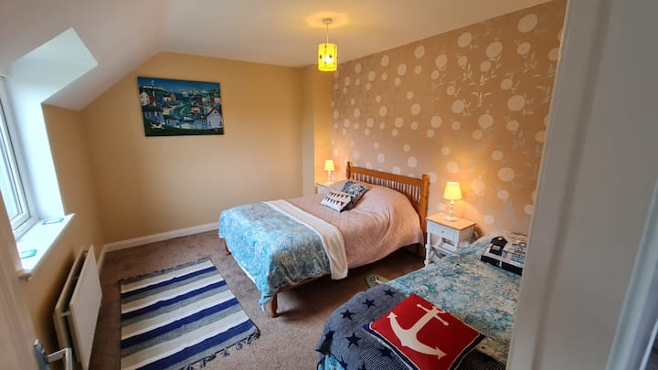 Schlafzimmer 3 : Ein Doppelbett ein großes Einzelbett.
 Blick auf die Berge und die Landschaft 