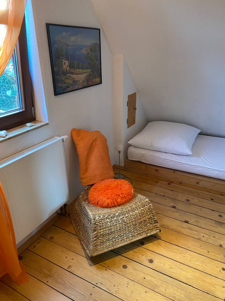 Малка допълнителна спалня с легло (2x1.20)и гардероб 