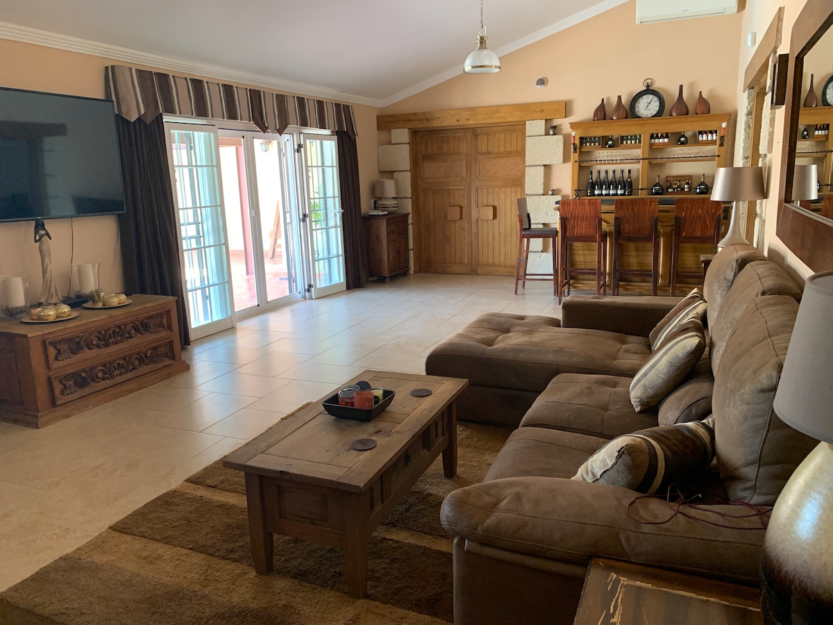 Top Airbnb: Casa Paraiso Villa Tenerife. Huge family rental in San Miguel De Abona