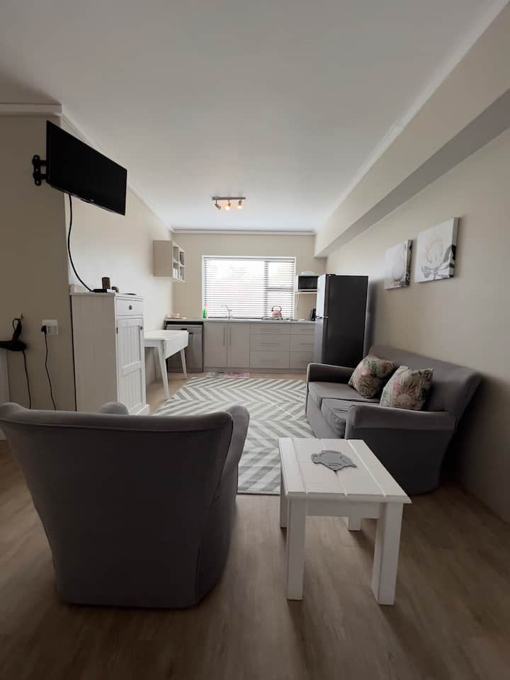 Jiko na eneo la kupumzikia lenye televisheni inayoweza kuoza