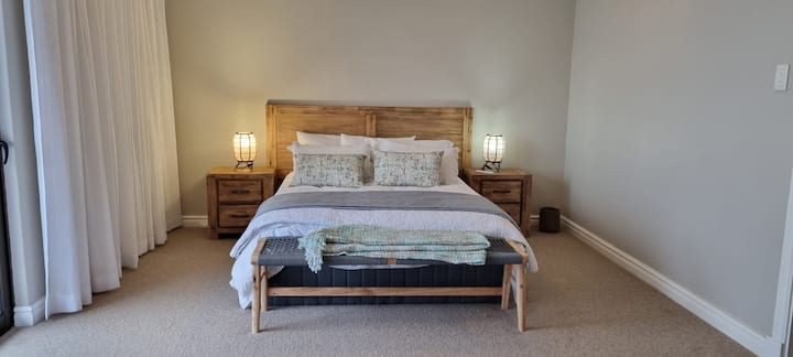 Მთავარი საძინებელი ზემოთ, მე-3 სართულზე. 