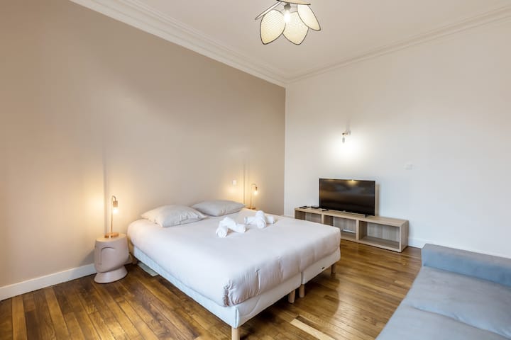 Vrlo velika spavaća soba s prekrasnim stropom.

Naći ćete: 
- krevet veličine 160 x 200 cm za ugodan san.
- U ovoj su prostoriji također su dostupni kauč, fotelja i TV.