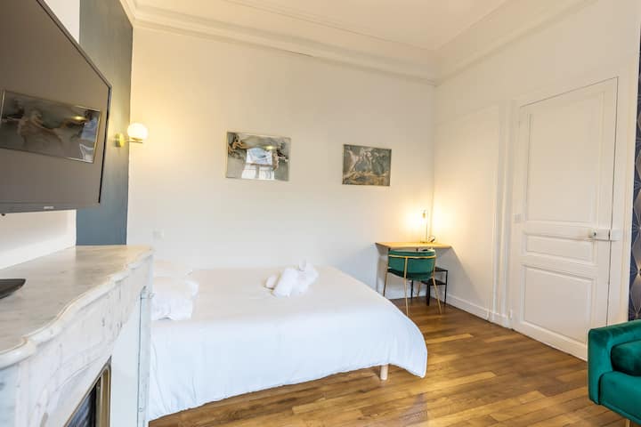 Prostor za spavanje s velikim krevetom veličine 160 x 200 cm za ugodan san.

Dvije art deco svjetiljke pričvršćene su na uzglavlje za čitanje u večernjim satima.