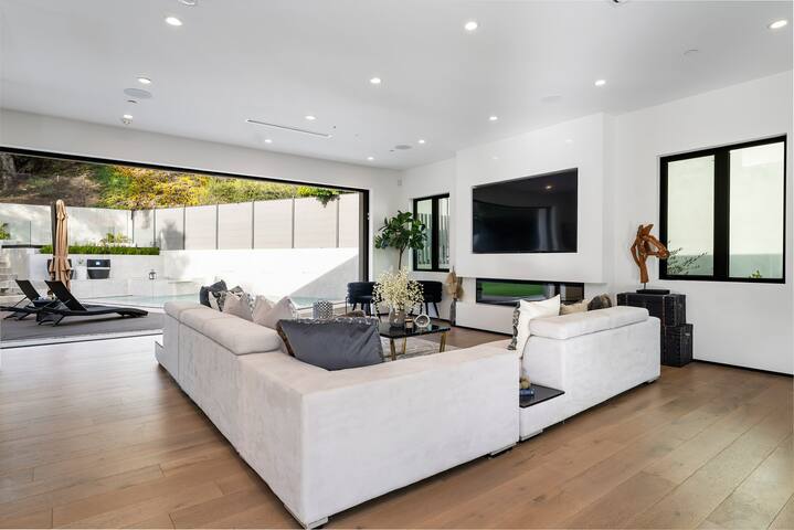 Hollywood Hills Chic Villa with Pool & Spa gallery image 3