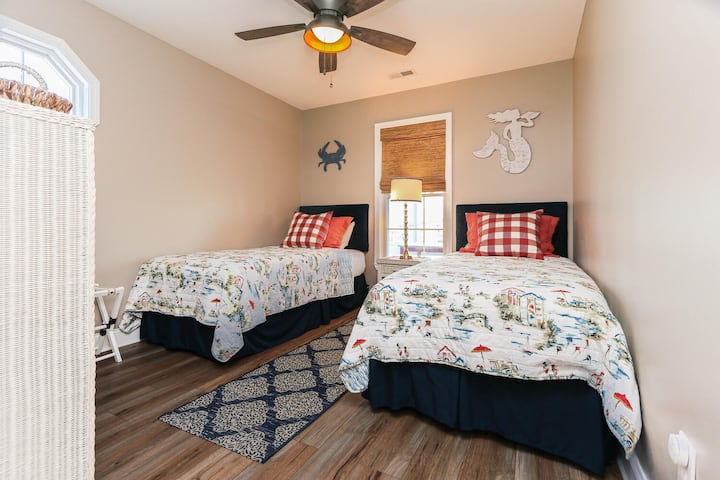 El tercer dormitorio ofrece dos camas individuales vestidas con sábanas de lujo, armario y TV de pantalla plana con capacidad de transmisión.