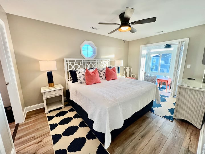 El dormitorio principal tiene una cama tamaño king con un porche con vistas al mar y baño principal adjunto. Las camas están vestidas con sábanas de lujo cuando llegan los huéspedes.