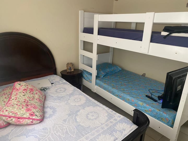 ห้องพัก 3 ห้องพร้อมเตียงคู่ 3 หลังและเตียงสองชั้น 1 หลัง