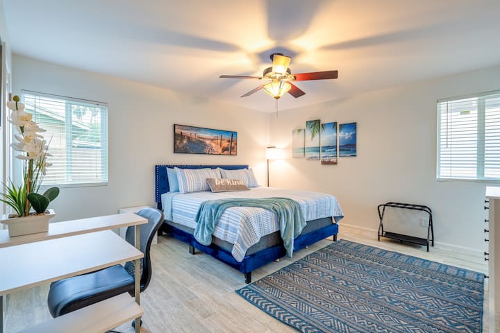 Master Suite ka krevat dopio "king", dollap, tavolinë pune dhe banjë private.
