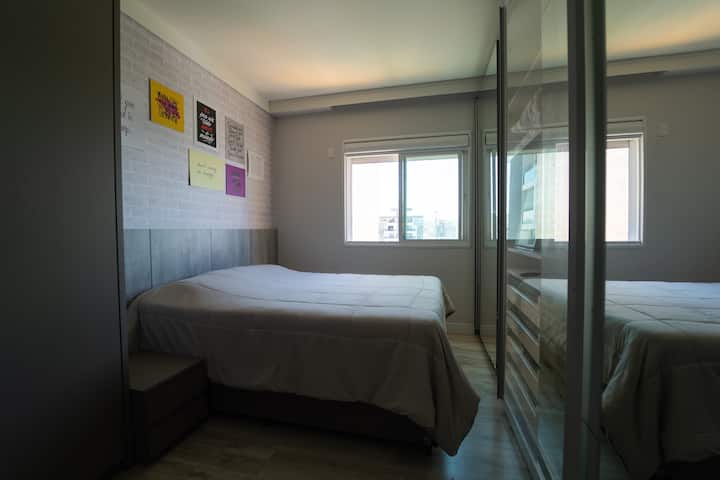 Suite doble con cama tamaño queen.
