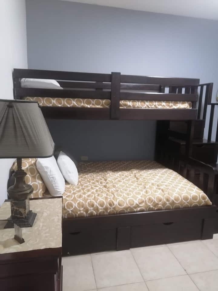 リテラ 
下にダブルベッド、2階にツインベッド