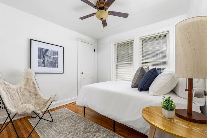 Საძინებელი 2: მოყვება სრული ზომის საწოლი, კარადა საკიდებით და ელექტროგადამცემი ზოლი USB დამტენებით