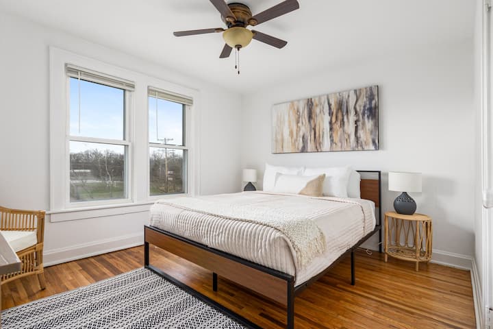 Საძინებელი 1: საყოფაცხოვრებო პირობებია: საწოლი ორადგილიანი, Roku Smart TV, კარადა საკიდებით და ელექტროგადამცემი ზოლი USB შტეფსელებით.