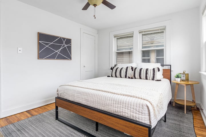 Საძინებელი 3: საყოფაცხოვრებო პირობებია საწოლი „Queen“ და სამუშაო სადგური USB დამტენებით.