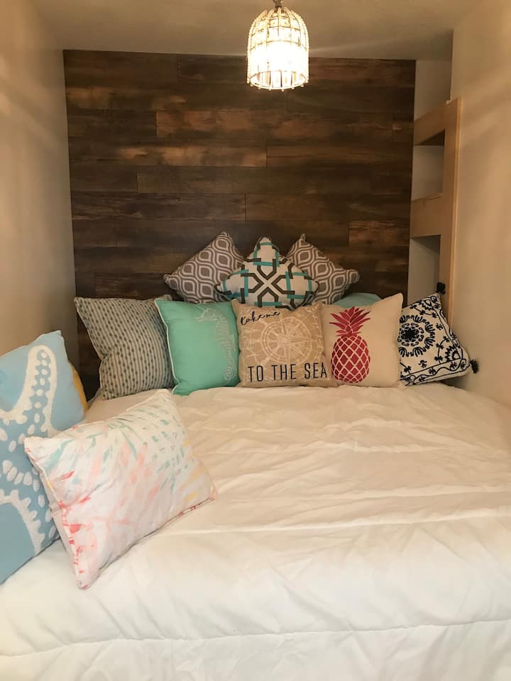 Ambient i rehatshëm me krevat, vend i shkëlqyer për t 'u çlodhur pas ditës tënde!