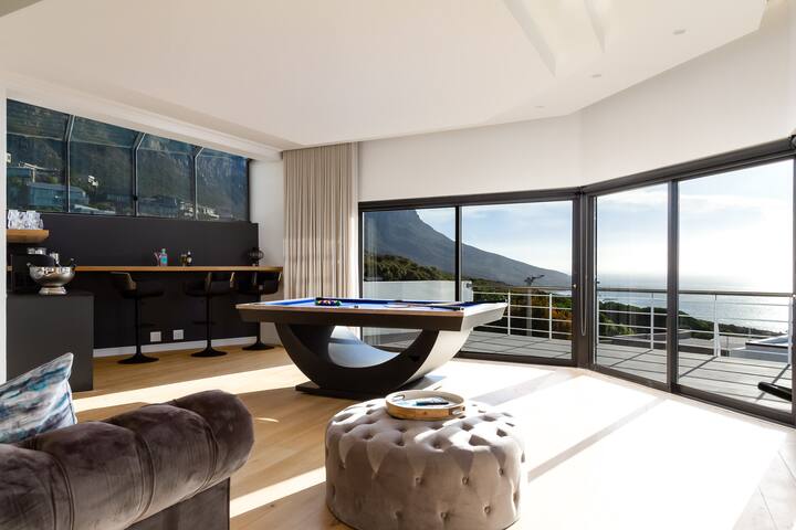 Stunning Villa With Ocean & Mountain Views gallery image 4