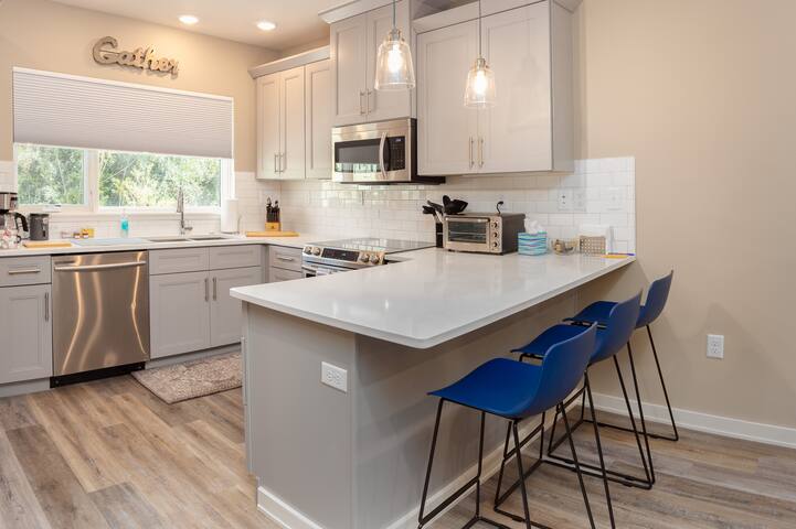 Downtown Townhouse w/ elevator, 3 BR’s & 3.5 baths gallery image 4