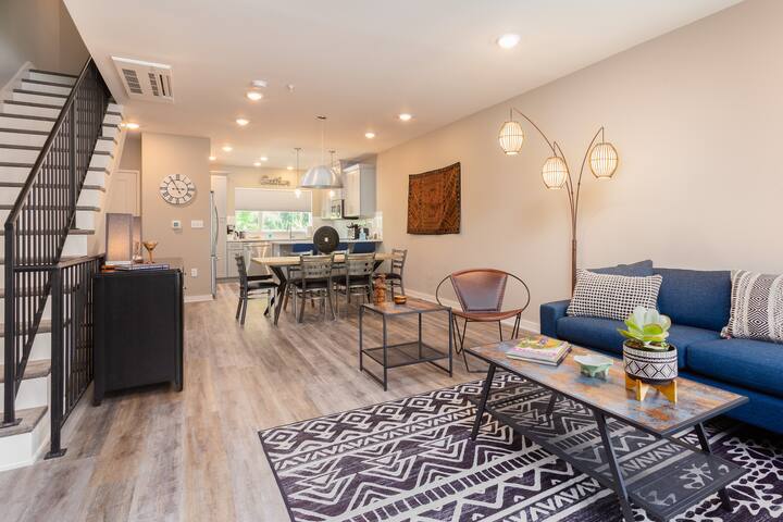 Downtown Townhouse w/ elevator, 3 BR’s & 3.5 baths gallery image 2