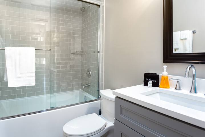 Downtown Townhouse w/ elevator, 3 BR’s & 3.5 baths gallery image 5