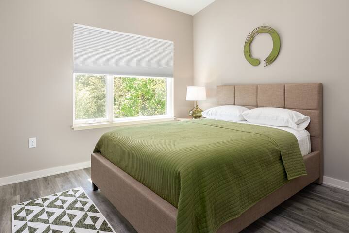 Downtown Townhouse w/ elevator, 3 BR’s & 3.5 baths gallery image 3