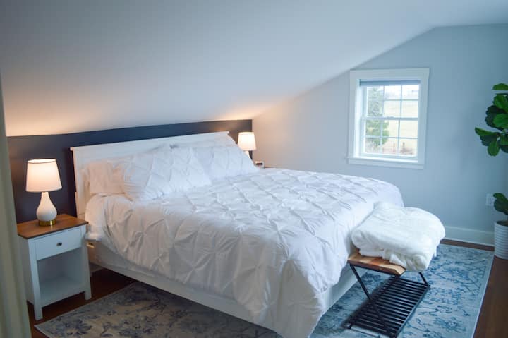 ชั้นบนห้องนอน 2 เพลิดเพลินกับวิวที่มองเห็นทุ่งหญ้าลำธารและทุ่งนา ชมพระอาทิตย์ขึ้นยามเช้าจากหน้าต่างของคุณทีวีในมุม