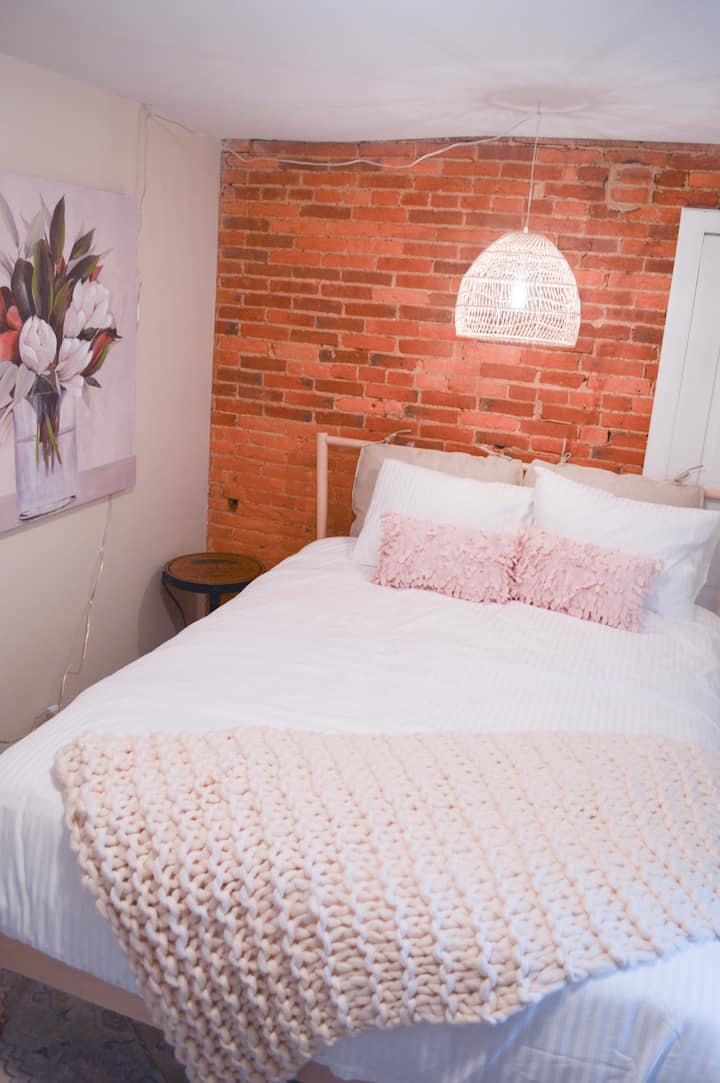 ห้องนอน 1 อยู่ชั้น 1 มีผนังอิฐดั้งเดิม