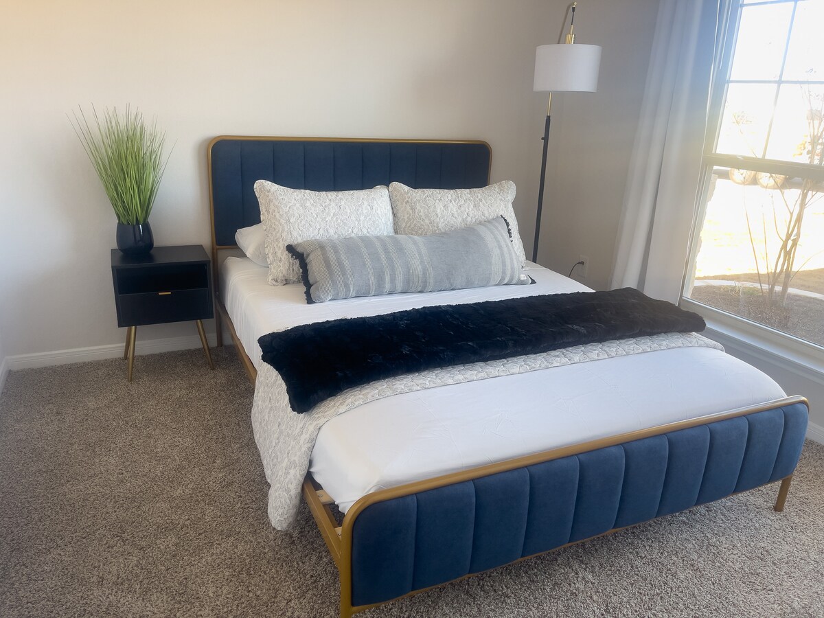 Dormitorio 2 con cama tamaño queen y cortinas opacas