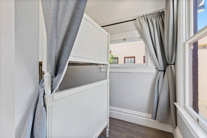 Camera a castello fuori dalla camera da letto anteriore