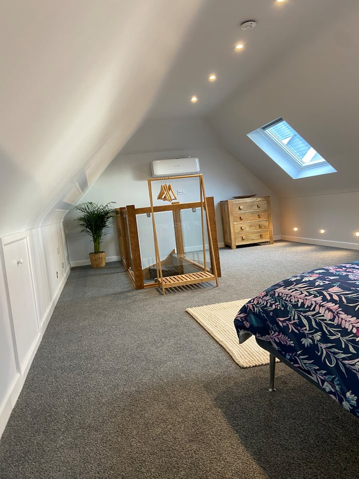 Dhomë gjumi e bollshme me krevat dopio "king"