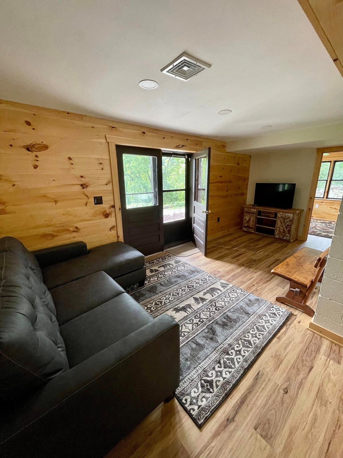 Dhomë pushimi në katin e poshtëm me krevat dopio "queen"