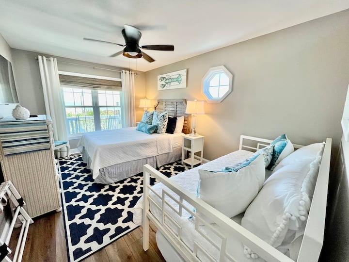 The OCEAN VIEW lower level secondary bedroom has a queen bed, a twin bed with twin trundle and smart tv. Bed are dressed with luxury linens upon arrival.