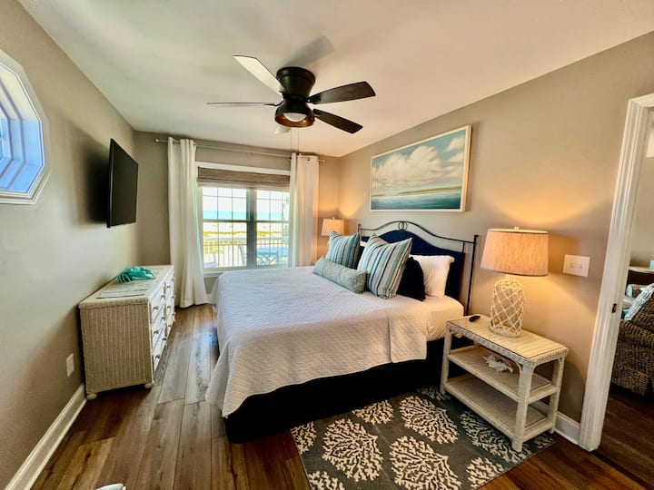 The lower level Master Bedroom has an OCEAN VIEW. The beds are dressed with luxury linens when guests arrive.
