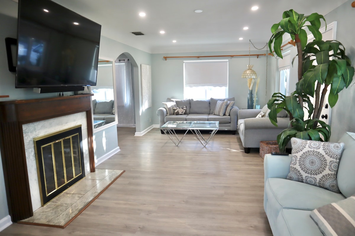 Salon /salle à manger avec télévision connectée de 70pouces et canapé convertible. 