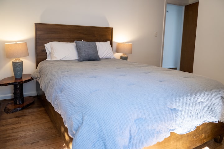 Queen size-säng i andra sovrummet - högkvalitativ madrass, superbekväm!