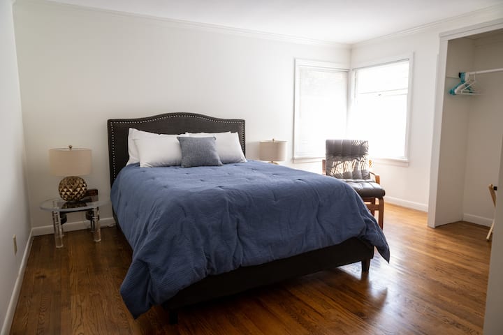 Sovrum med queen beauty rest madrass.