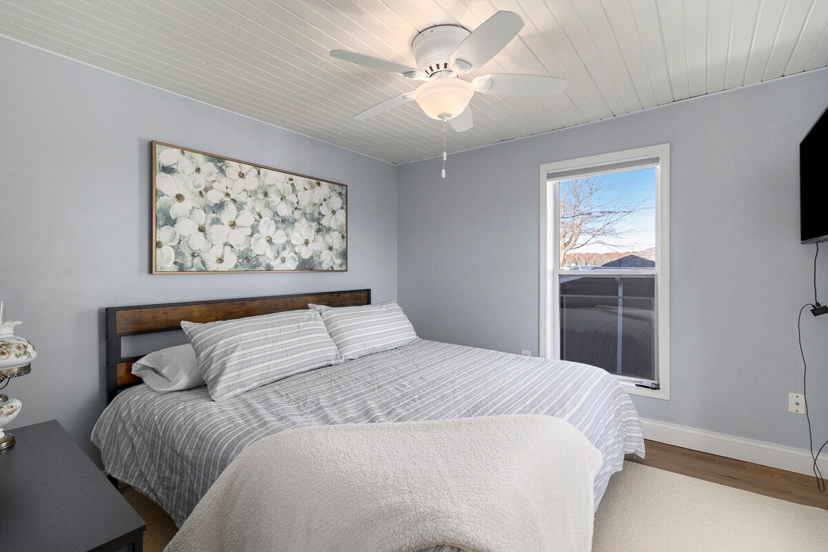 King Sized Bed Overlooking Hamlin Lake
