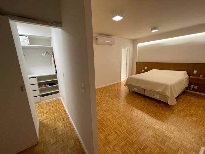 Suite 1 com cama king size e ormar